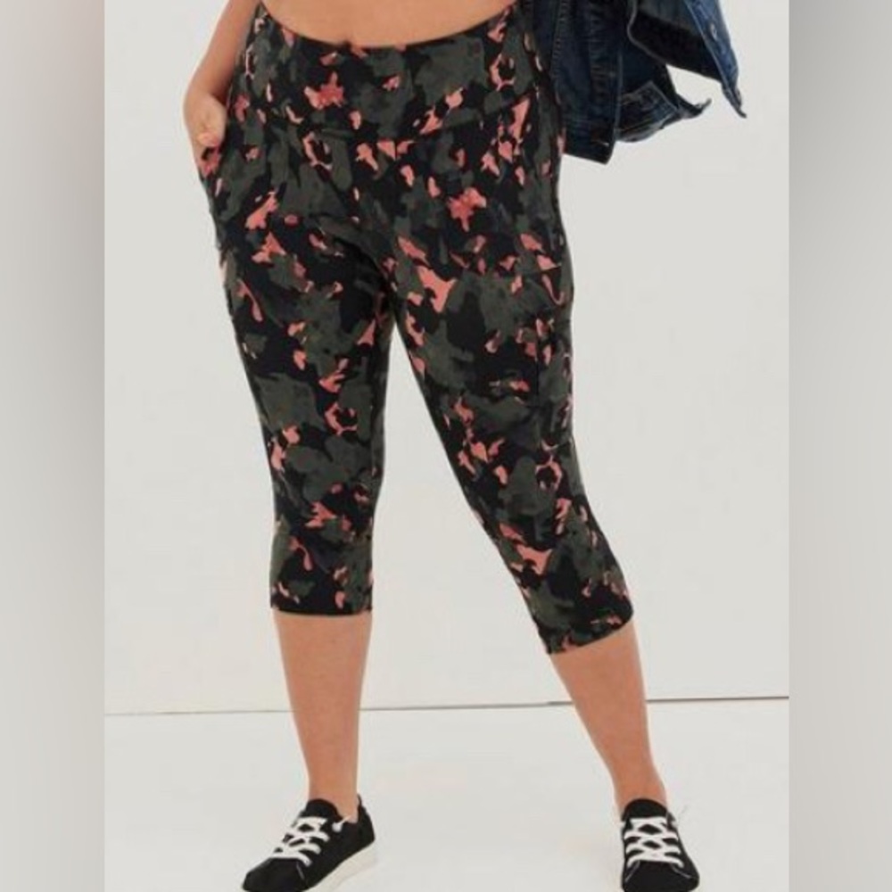 LOWEST🌺 NWT TORRID 3X PERFORMANCE CORE CAMO w/POCKETS CROP PANTS - Picture 5 of 12